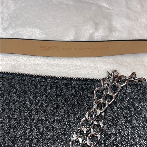 MICHAEL Michael Kors Black Crossbody Bag with Sleek Design - Picture 3 of 8